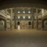 Alla nostra sinistra si apre invece l�ingresso dell�ex sala cinematografica da 560 posti, abbracciata da  ballatoi metallici che si sviluppano su due piani e dotata di un nuovo pavimento in parquet